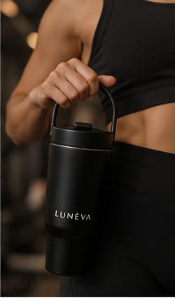 Noir LUNÉVA bottle carried after a workout